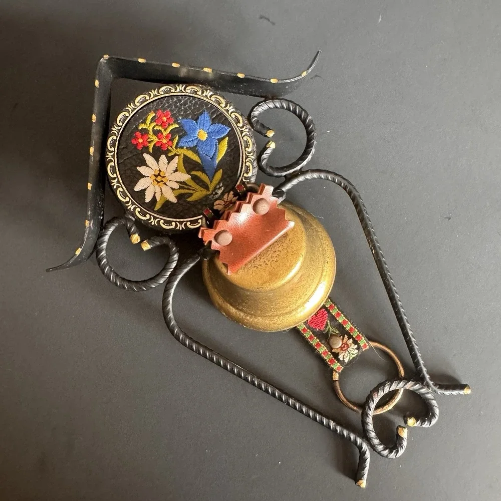 Vintage Swiss Echte Stickerei Brass Dinner Bell W/Embroidered 9